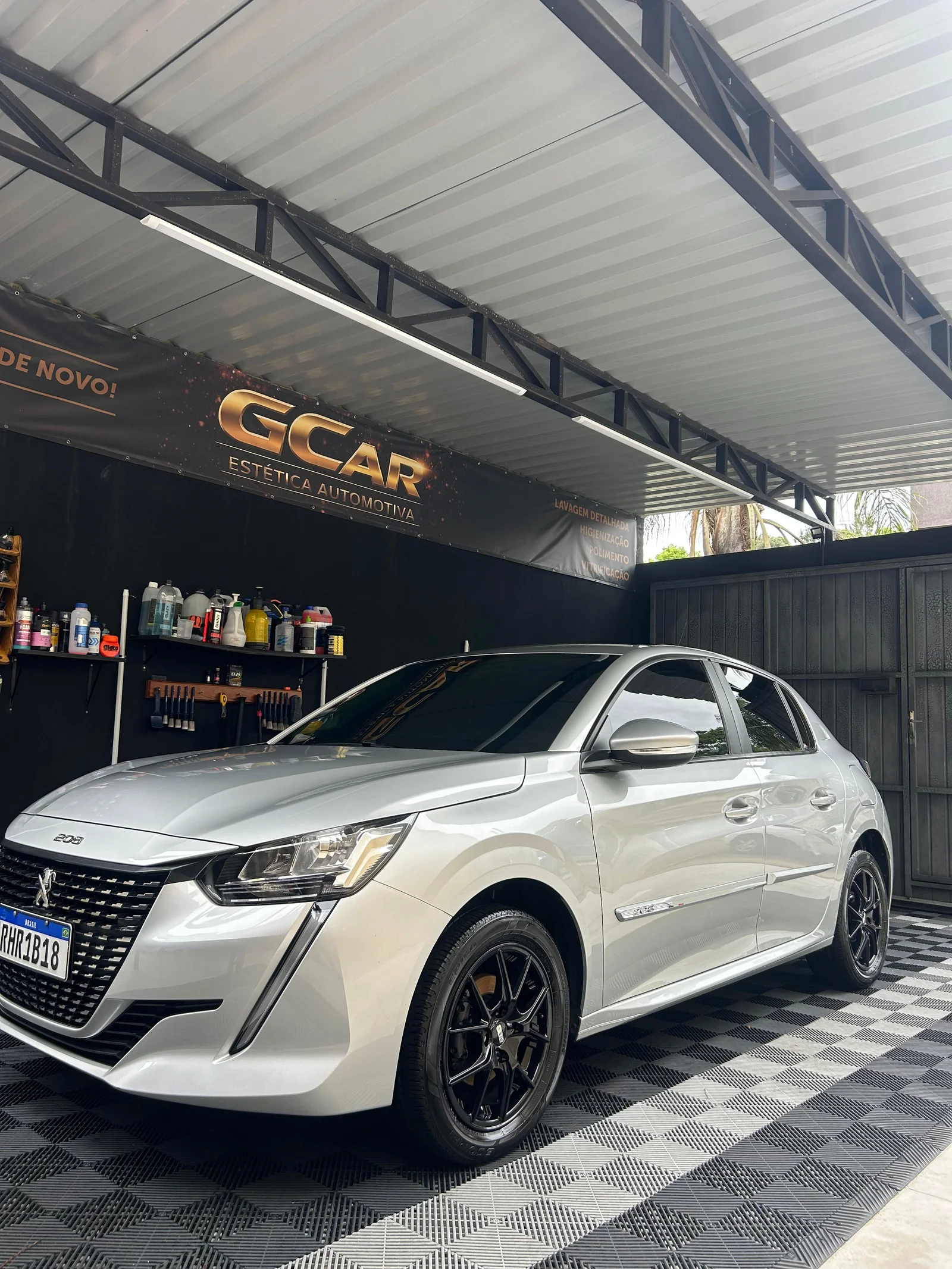 Peugeot no espaço GCAR · vista frontal